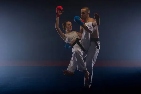 Zwei Karatisten Kämpfen Vor Dunklem Hintergrund Karate Studio — Stockfoto