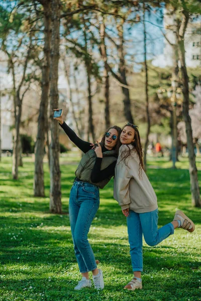 Plan Complet Deux Jolies Filles Prenant Selfie Tout Traînant Dans — Photo