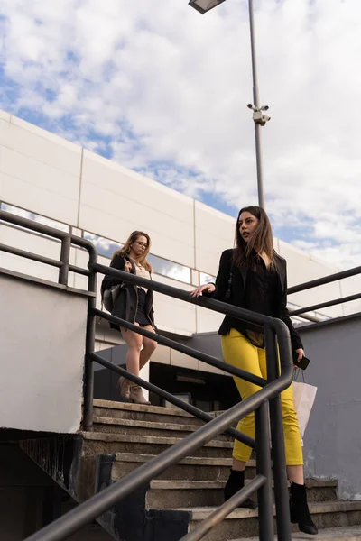 Zwei Erstaunliche Und Attraktive Geschäftsfrauen Gehen Die Treppe Hinunter — Stockfoto