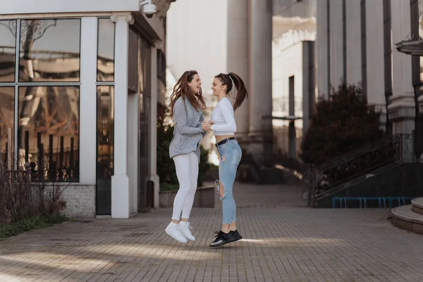 二人の若い女性が通りを歩いている — ストック写真