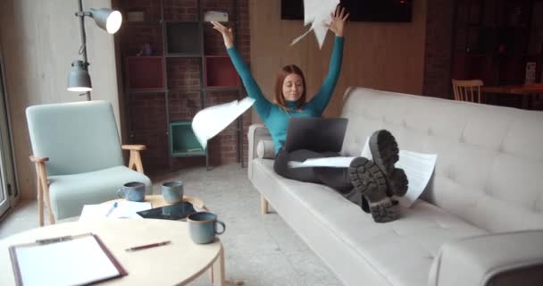 Młoda Bizneswoman Świetnie Się Bawiąc Ciesząc Się Sukcesem Leżąc Wygodnie — Wideo stockowe