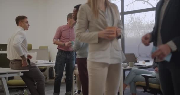 Genç Yaşlı Birçok Insanın Çalıştığı Modern Ofis Siyah Beyaz Birlikte — Stok video