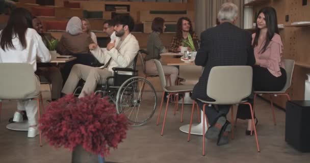 Mengalihkan Usia Dan Budaya Orang Kelompok Memiliki Pertemuan Bisnis Kafe — Stok Video