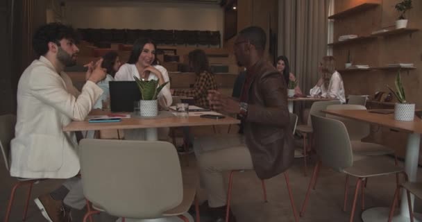 Filmagem Nível Médio Grande Grupo Pessoas Sentadas Bar Café Trabalhando — Vídeo de Stock