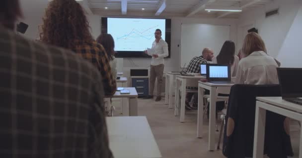 Formateur Haute Direction Enseigne Aux Employés Une Entreprise Nouvelles Façons — Video