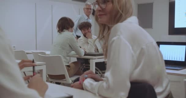 Einem Klassenzimmer Erfasst Eine Nahaufnahme Eine Vielfältige Gruppe Von Menschen — Stockvideo