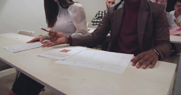 Olika Grupper Människor Har Examen Klassrummet Medan Muslimsk Kvinna Med — Stockvideo