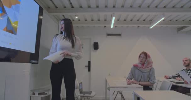 Gyönyörű Női Tanár Tanítja Diákokat Irodai Osztályteremben Különböző Diákok Faji — Stock videók