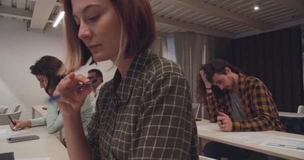 Klassrummet Tar Vacker Ung Kvinna Examen Omgiven Andra Elever Samtidigt — Stockvideo