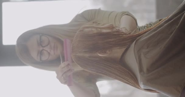 Ingwermädchen Unter Einem Haarschnitt Friseurstudio Lkw Bewegung Vertikale Video — Stockvideo