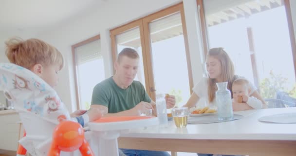 一家人在饭桌上的饭厅吃午饭的时候玩得很开心 — 图库视频影像