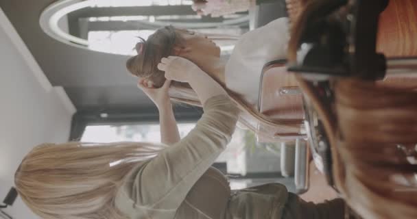Hinzufügen Von Haarverlängerungen Einer Brünetten Dame Professionelle Friseursalon Vertikales Video — Stockvideo