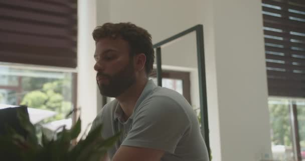 Erkek Yaz Döneminde Arkadaşlarıyla Ofiste Çalışırken Konuşuyor — Stok video