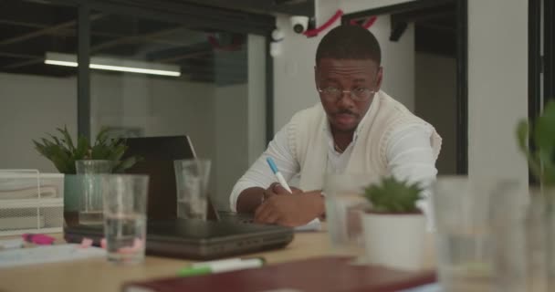 Schwarzer Mann Arbeitet Allein Büro Während Seine Kollegen Pause Machen — Stockvideo