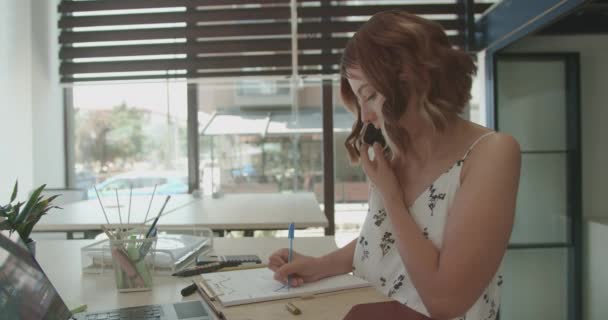 Menina Bonito Está Trabalhando Sozinho Escritório Escrevendo Notas Caderno Verão — Vídeo de Stock