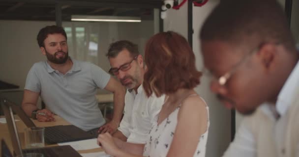 Разнообразная Группа Людей Работает Вместе Над Проектом Обсуждая Обмениваясь Идеями — стоковое видео