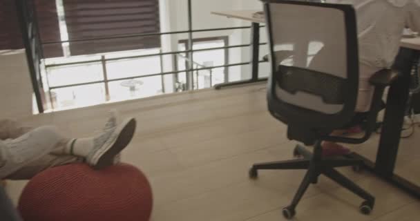 Birlikte Çalışırken Ofis Çalışanlarının Kamera Görüntüsü Çalışma Saatlerinde Dinlenen Diğer — Stok video