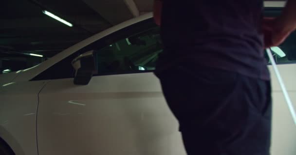 Criminoso Roubando Carro Uma Garagem — Vídeo de Stock