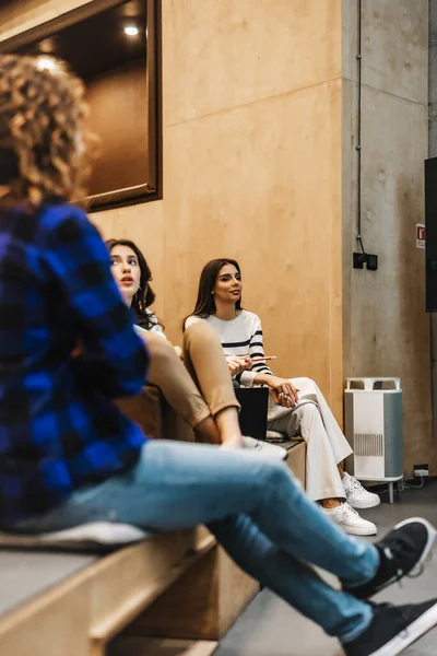 Küçük Amfitiyatroda Oturan Bir Grup Kıdemsiz Çalışan Toplantıda Tartışıyorlar — Stok fotoğraf