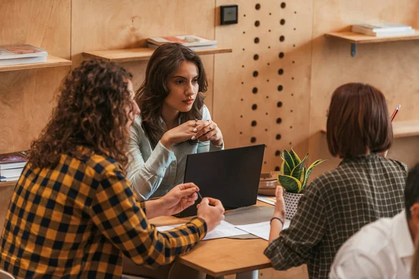 Employees Having Meeting Table Cafe — Stock Photo, Image