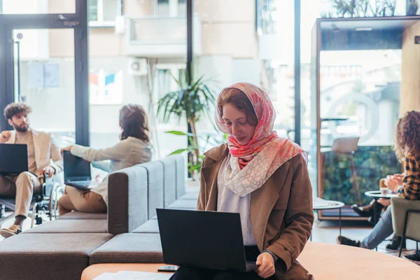穆斯林妇女在办公室使用膝上型计算机分析数据 进行项目开发 — 图库照片