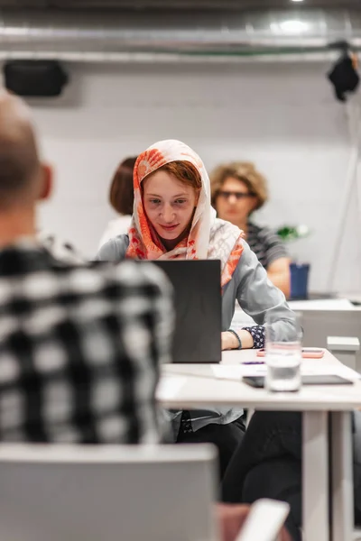 Mutlu Pozitif Başarılı Yerinde Dizüstü Bilgisayarda Çalışan Kızıl Saçlı Kadın — Stok fotoğraf