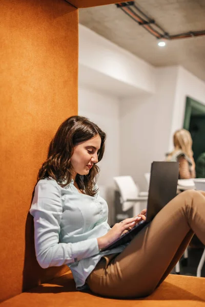 Genç Çekici Resmi Kadını Ofiste Dizüstü Bilgisayarı Üzerinde Çalışırken Rahatça — Stok fotoğraf