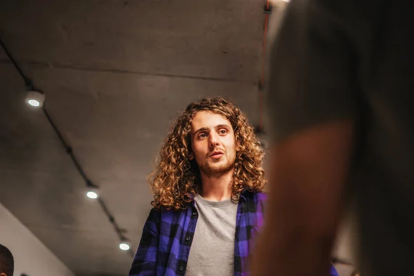 Male Employee Long Curly Hair Discussing Work His Colleagues — Stock Photo, Image