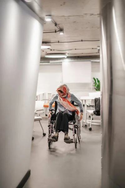 Donna Disabile Hijab Rotolando Sedia Rotelle Attraverso Ufficio Lavoro — Foto Stock