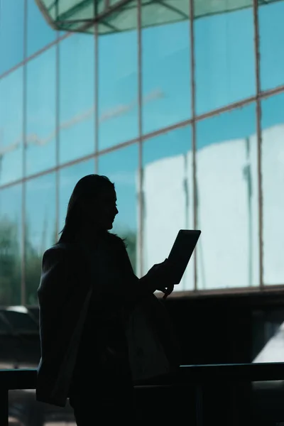 Mujer Pie Frente Edificio Oficinas Leyendo Correo Tableta Silueta Foto —  Fotos de Stock