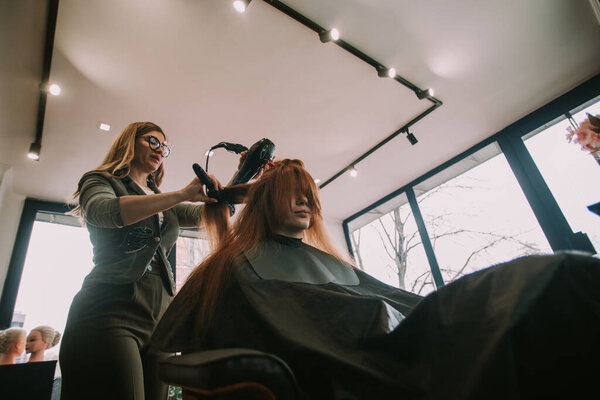 Blonde Friseurin Föhnt Ihren Kunden Rote Haare Mit Föhn Während — Stockfoto