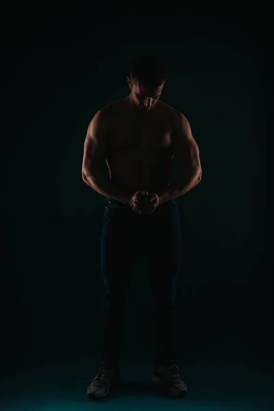 Homem Bem Construído Charmoso Frente Fundo Escuro Flexionando Seus Músculos — Fotografia de Stock