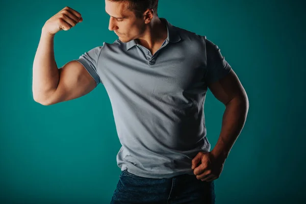 Muscular Attractive Man Standing Green Room Flexing His Bicep — Stock Photo, Image