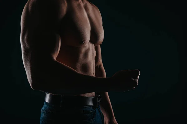 Apto Desportista Masculino Mostrando Seus Bíceps Foto Parcial — Fotografia de Stock