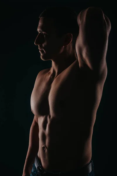 赤身裸体的男人露出腹肌的轮廓照片 演播室照 — 图库照片