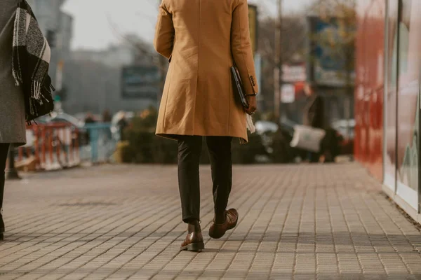 Detailní Záběr Obchodní Muž Okrový Kabát Chůze Při Držení Svého — Stock fotografie