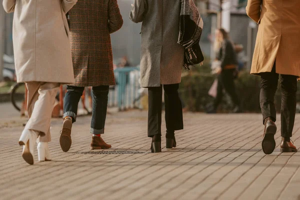 Primer Plano Cuatro Personas Negocios Caminando Cerca Calle — Foto de Stock
