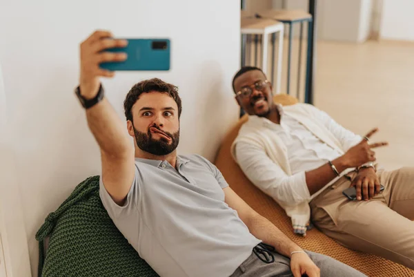 Müde Kollegen Die Ein Selfie Machen Während Sie Sich Von — Stockfoto