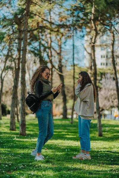 Δύο Κορίτσια Που Αράζουν Στο Πάρκο Μια Ηλιόλουστη Μέρα Ένα — Φωτογραφία Αρχείου