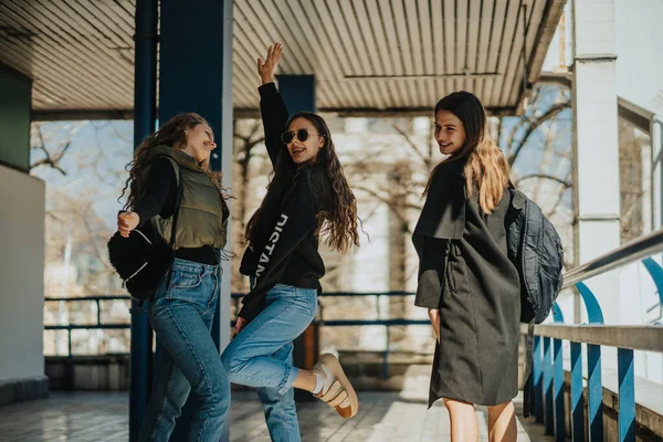 Drie Gelukkige Meisjes Die Dansen Zingen Buiten Hangen Plezier Hebben — Stockfoto