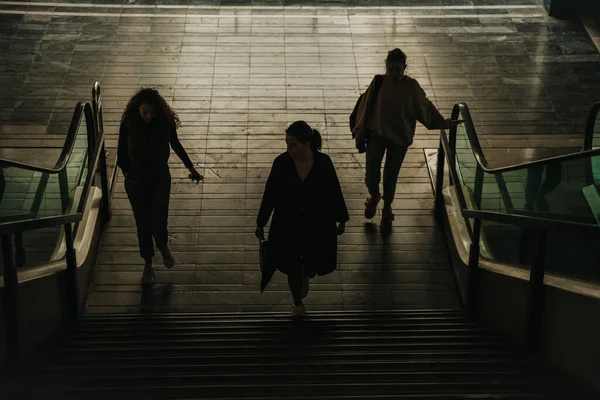 上のビューは ショッピングモールの階段を歩き 会話をする3人の女の子のショット — ストック写真