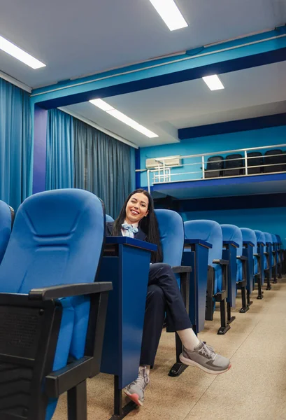 Jovem Feliz Estudante Corpo Docente Sentado Nas Cadeiras Sorrindo Para — Fotografia de Stock