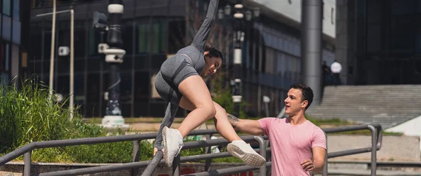 Zwei Sportfreunde Haben Spaß Der Stadt Fitter Mann Hilft Freundin — Stockfoto