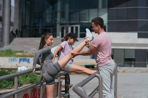Muskulöser Männlicher Sportler Der Seiner Freundin Hilft Ihre Beine Vor — Stockfoto