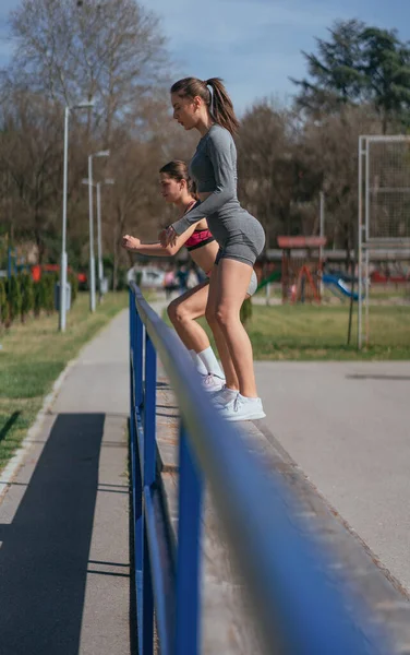 Fit Sportmeisjes Doen Sprongen Bank Het Park Zijaanzicht Schot — Stockfoto
