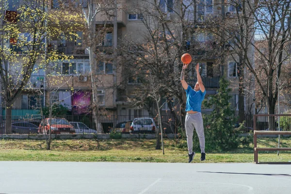 Beau Joueur Basket Masculin Tirant Pour Points Entraînement Terrain Basket — Photo
