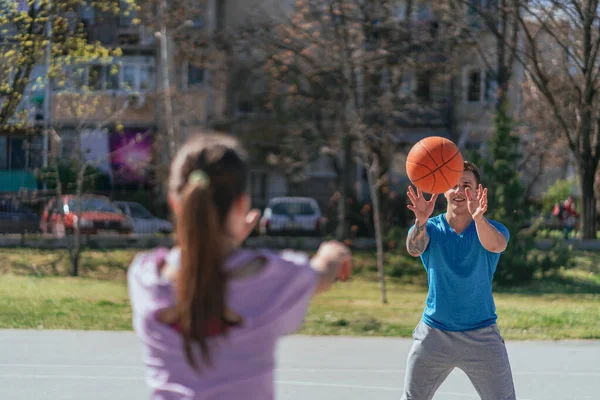 Przystojny Mężczyzna Otrzymuje Piłkę Koszykówki Którą Przekazała Jego Dziewczyna — Zdjęcie stockowe