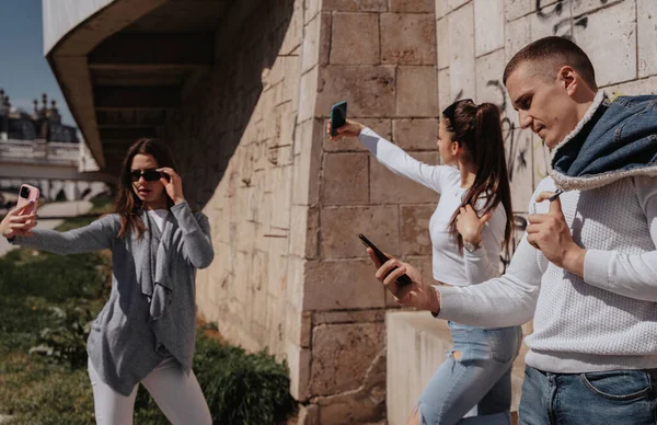 Three Best Friends Taking Selfie Phones While Standing Next Wall — Stock Photo, Image