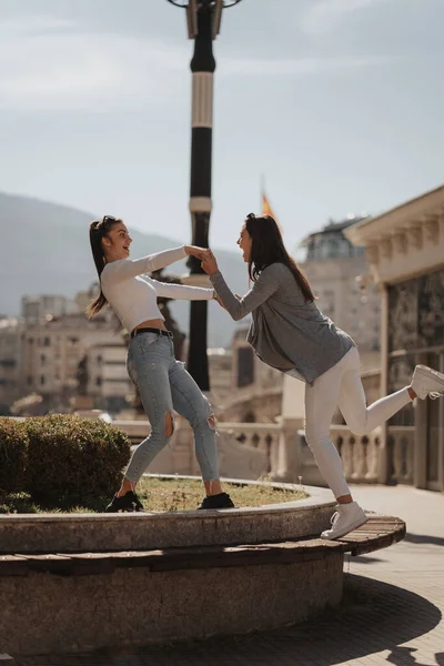 Dos Mujeres Jóvenes Jugando Unas Con Otras Parque — Foto de Stock