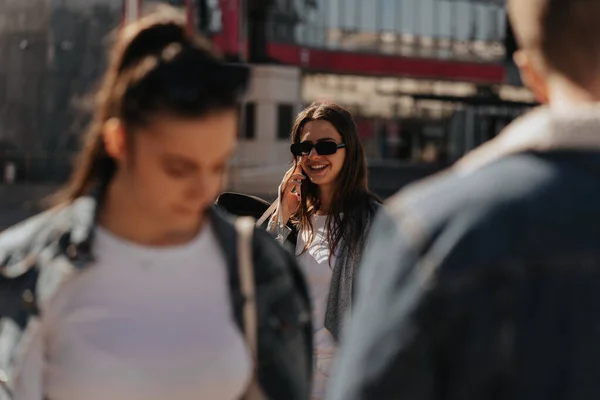 Zbliżenie Piękne Brunetka Dziewczyna Uśmiecha Się Rozmawia Przez Telefon Podczas — Zdjęcie stockowe